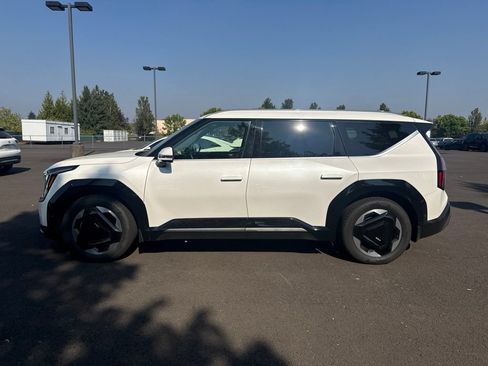 Used 2024 Kia EV9 Land AWD/4WD image 4