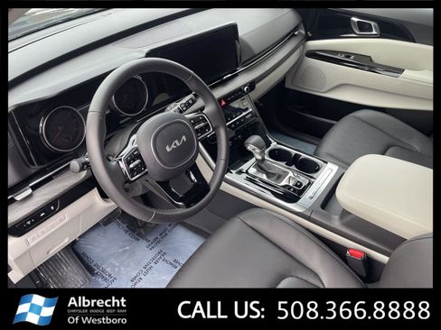 Used 2024 Kia Carnival EX image 27