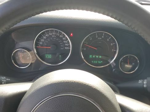 Used 2017 Jeep Wrangler Sahara w/ Connectivity Group AWD/4WD image 18