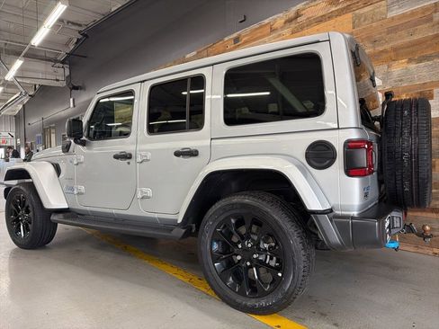 Used 2023 Jeep Wrangler Unlimited Sahara image 24