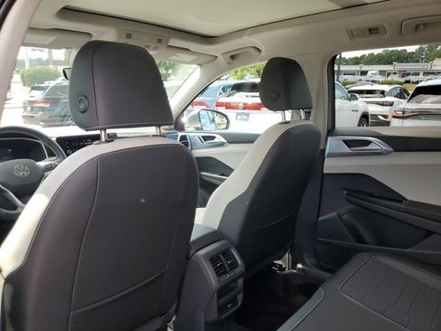 Certified 2025 Volkswagen Taos SE w/ Panoramic Sunroof Package FWD image 17