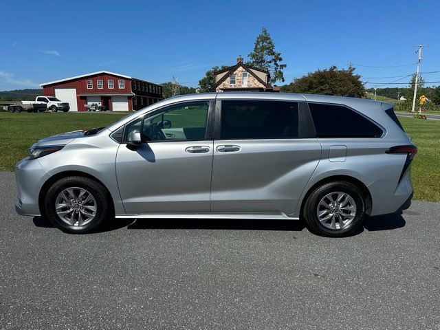 Used 2022 Toyota Sienna XLE AWD/4WD image 2