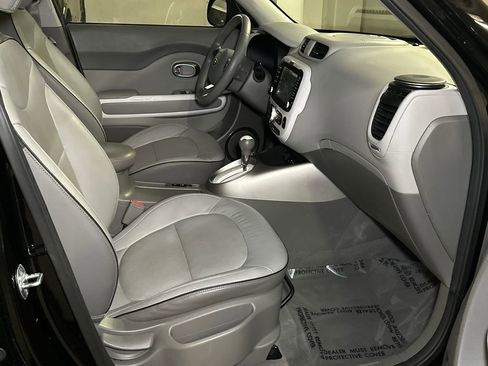 Used 2018 Kia Soul EV + w/ Sun & Fun Package image 13