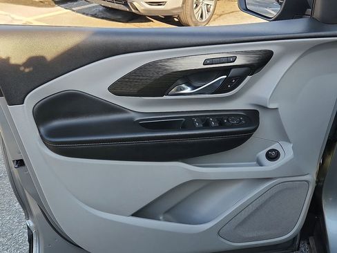 Used 2023 GMC Terrain SLT image 12