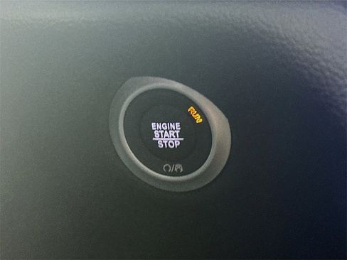 Used 2025 Chrysler Pacifica Limited image 27