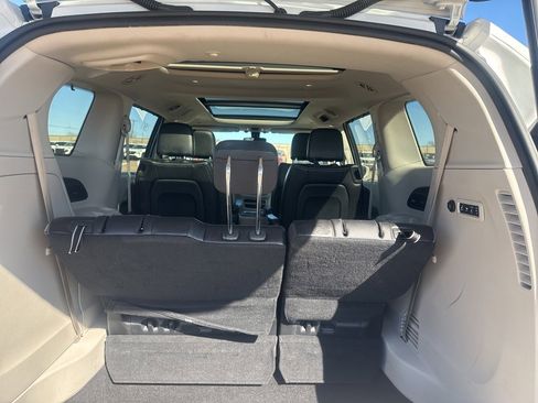 Used 2018 Chrysler Pacifica Limited image 25