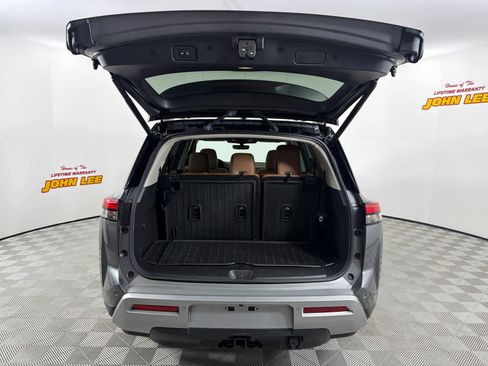 Used 2024 Nissan Pathfinder Platinum FWD image 5