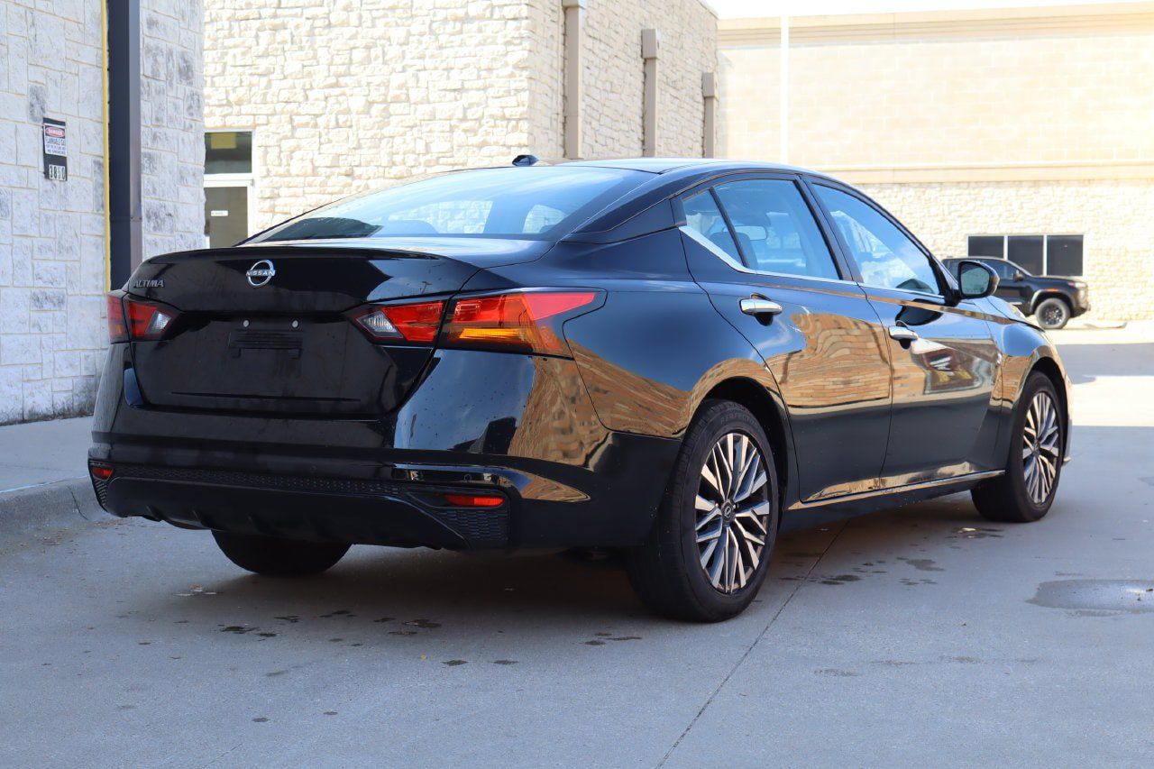 Used 2025 Nissan Altima 2.5 SV FWD image 3