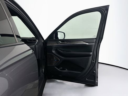 Used 2022 Jeep Grand Cherokee Overland w/ Luxury Tech Group IV image 34