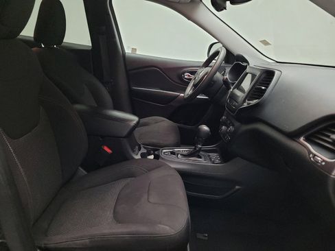 Used 2021 Jeep Cherokee Latitude FWD image 21