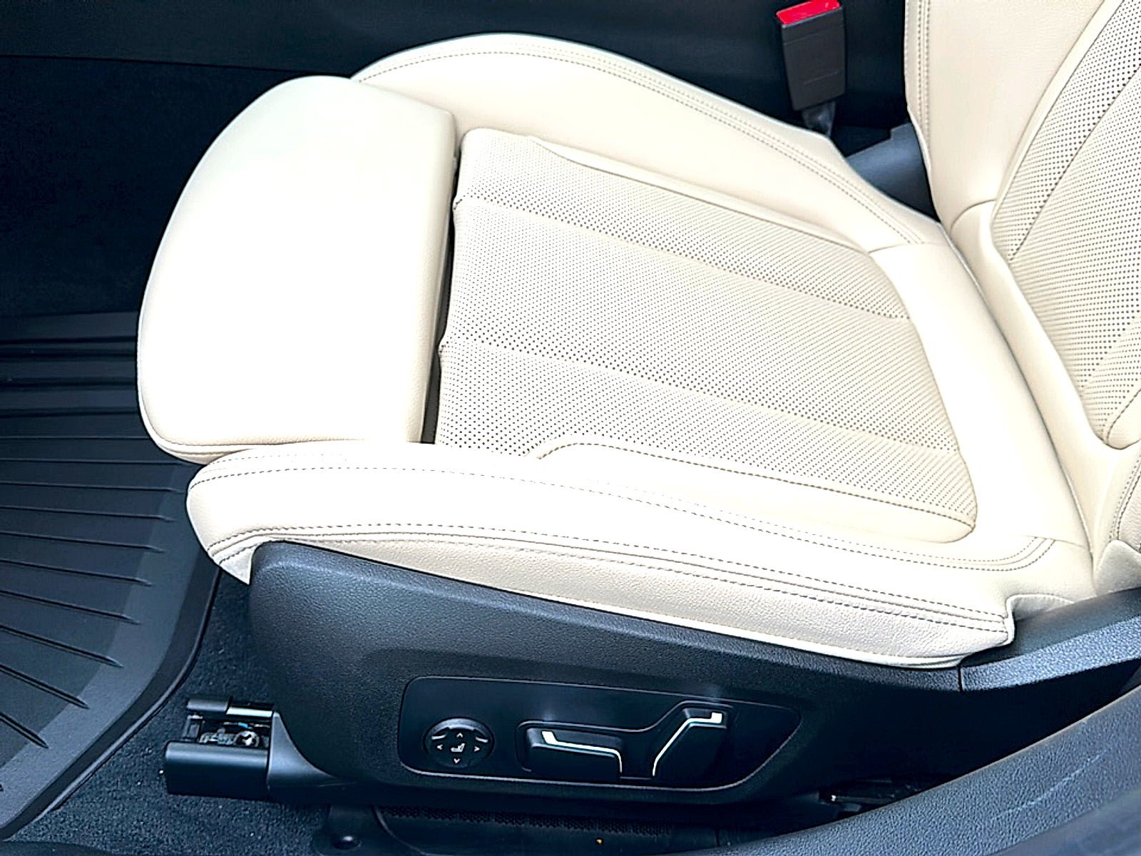 New 2026 BMW 330i Sedan w/ Premium Package RWD image 12