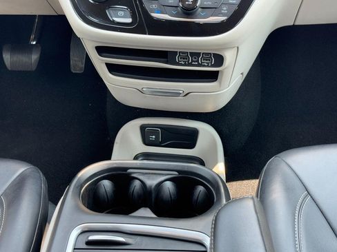 Used 2023 Chrysler Pacifica Touring-L FWD image 17
