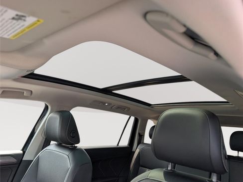 Used 2023 Volkswagen Tiguan SE w/ Panoramic Sunroof Package AWD/4WD image 26