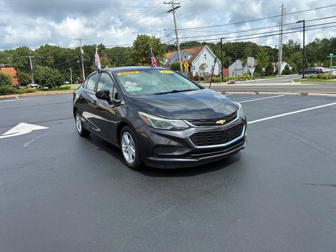 Used 2017 Chevrolet Cruze LT w/ Convenience Package FWD image 2