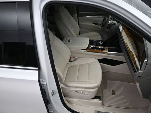 Certified 2025 Cadillac Escalade Premium Luxury Platinum AWD/4WD image 11