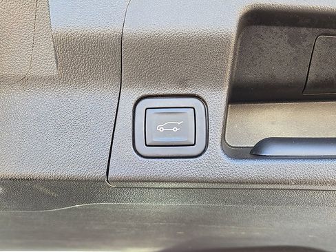 Used 2023 GMC Acadia SLT FWD image 14