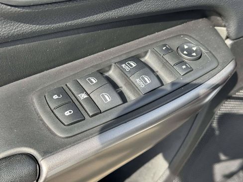 Used 2019 Jeep Cherokee Latitude Plus w/ Cold Weather Group AWD/4WD image 17