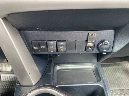 Used 2018 Toyota RAV4 XLE image 19