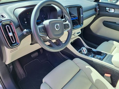 Used 2023 Volvo XC40 B5 Plus image 15