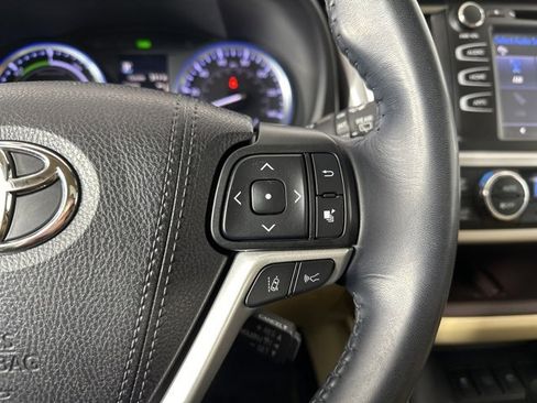 Used 2019 Toyota Highlander XLE image 16