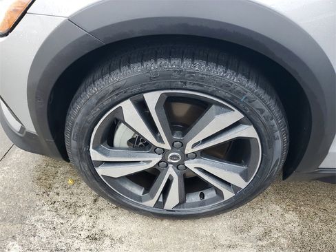 Certified 2025 Volvo V60 B5 Cross Country Plus image 3