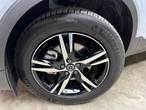 Used 2025 Volvo XC40 B5 Core image 28