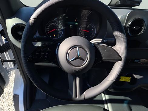 Used 2025 Mercedes-Benz Sprinter 2500 image 10