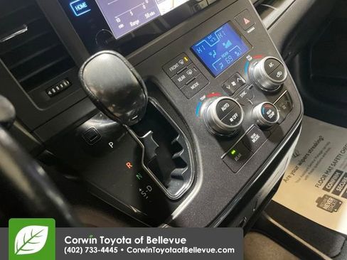 Used 2015 Toyota Sienna SE image 24