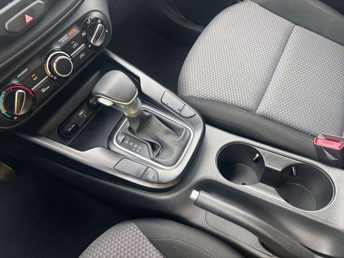 Used 2025 Kia Soul LX w/ LX Technology Package FWD image 39