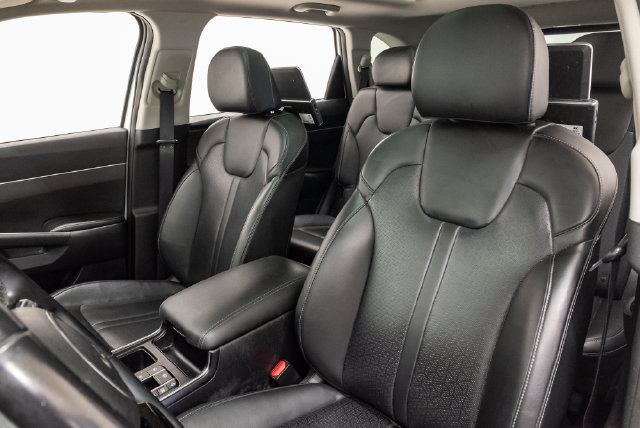 Used 2023 Kia Sorento EX w/ Panoramic Sunroof Package FWD image 9