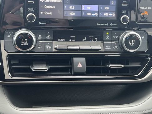 Used 2022 Toyota Highlander XLE AWD/4WD image 37