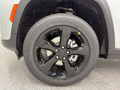 New 2025 Jeep Grand Cherokee Altitude image 10