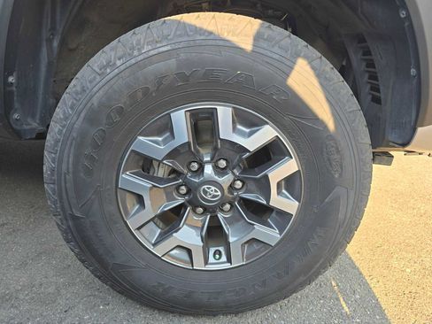 Certified 2021 Toyota Tacoma TRD Off-Road w/ TRD Premium Off Road Package AWD/4WD image 4
