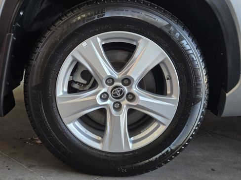 Used 2024 Toyota Highlander LE image 5