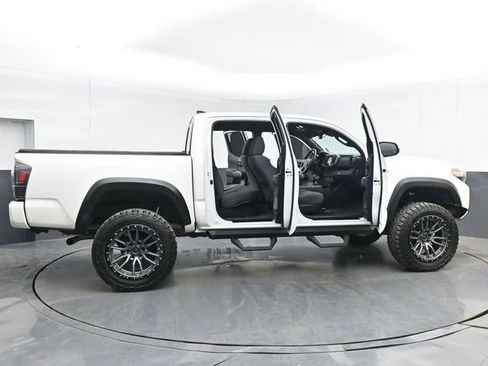 Used 2019 Toyota Tacoma TRD Off-Road w/ Technology Package AWD/4WD image 49