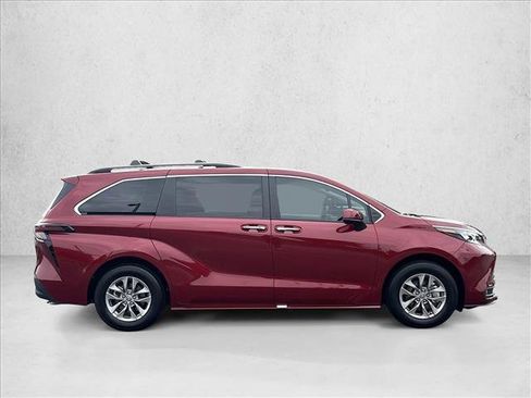 Certified 2025 Toyota Sienna XLE FWD image 4