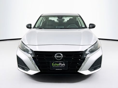 Used 2024 Nissan Altima 2.5 SV image 2