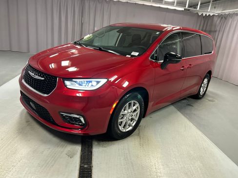 Used 2024 Chrysler Pacifica Touring-L image 3