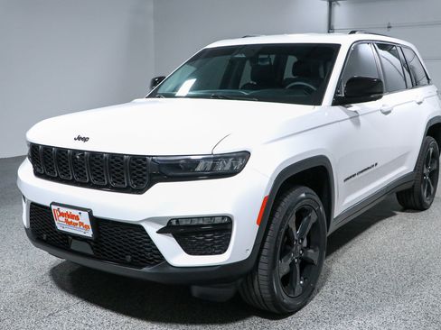 Used 2023 Jeep Grand Cherokee Limited w/ Luxury Tech Group II AWD/4WD image 31