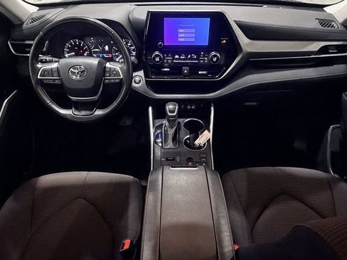 Used 2024 Toyota Highlander LE FWD image 12