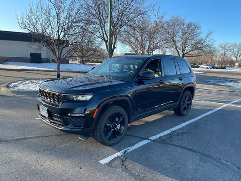 Used 2023 Jeep Grand Cherokee Limited w/ Luxury Tech Group II image 7