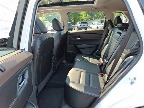 Used 2023 Nissan Rogue SV w/ SV Premium B Package image 11