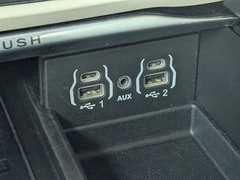 Used 2023 Chrysler Pacifica Limited image 24