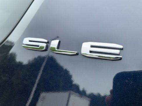 Used 2022 GMC Acadia SLE image 16