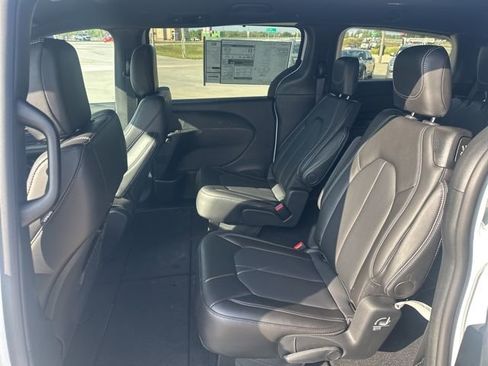 New 2026 Chrysler Pacifica Select image 24