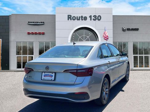 Used 2023 Volkswagen Jetta SE FWD image 4