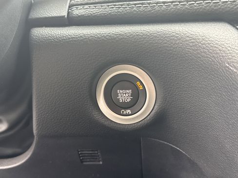 Used 2025 Chrysler Pacifica Limited image 28