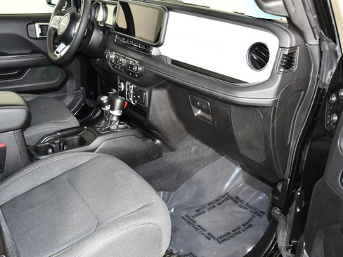 Used 2025 Jeep Wrangler Unlimited Sahara AWD/4WD image 33
