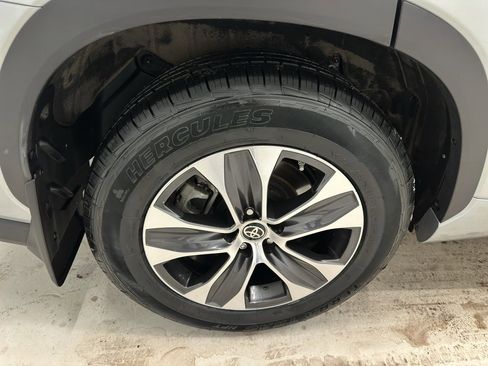 Used 2022 Toyota Highlander XLE image 7