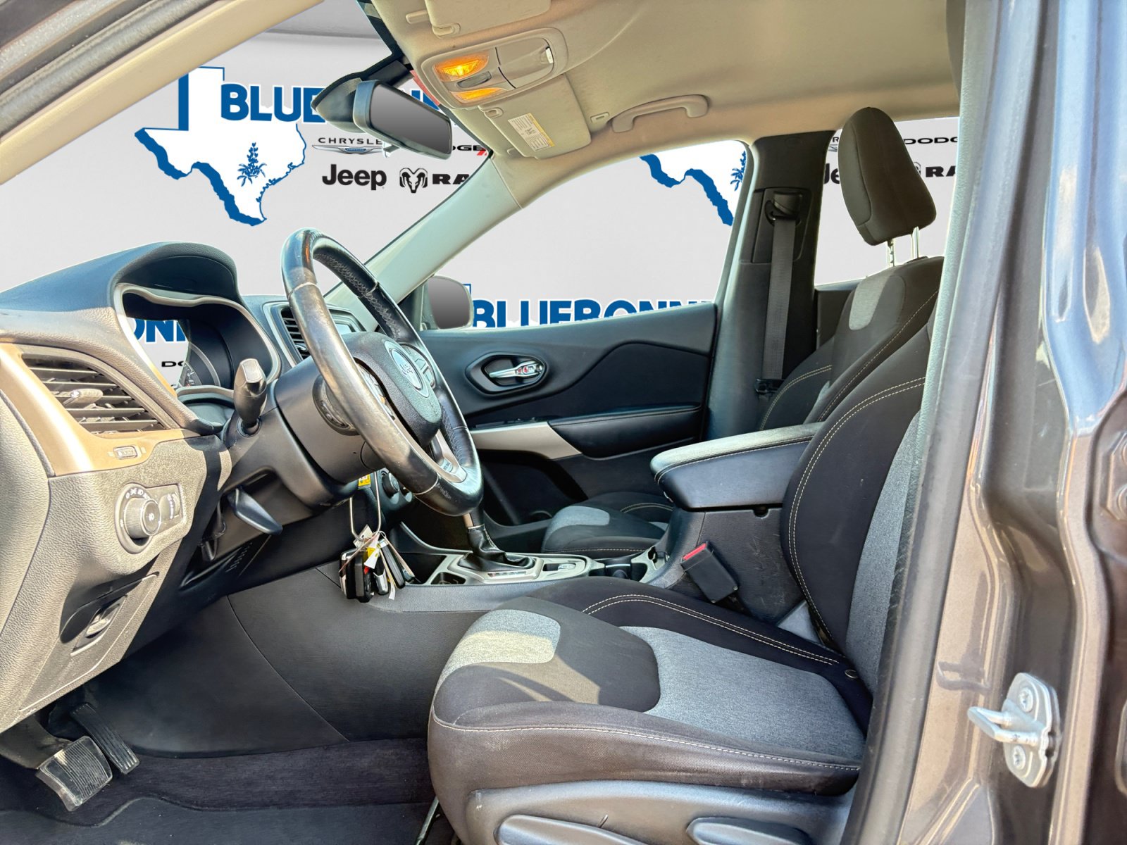 Used 2018 Jeep Cherokee Latitude w/ Altitude Package FWD image 11